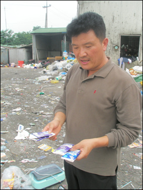 우유팩을 들고 있는 김진광 대표. 우유팩은 선별업체가 기피하는 품목 중 하나다.