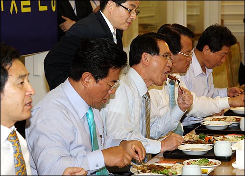 김형오 국회의장 내정자와 한나라당 의원들이 8일 의원회관내 의원식당에서 미국산 쇠고기 스테이크를 점심으로 먹고 있다. 