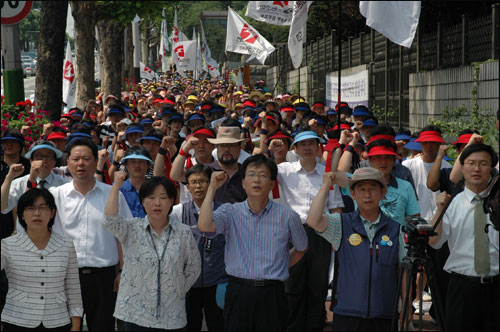 7월 8일 오후 2시 대검찰청 앞에서 열린 '< PD수첩 > 표적수사 정치검찰 규탄대회' 참석자들이 구호를 외치고 있다.