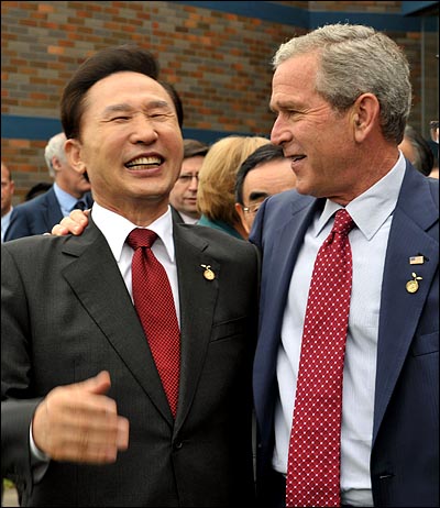 이명박 대통령이 지난 7월 9일 오전 일본 도야코  윈저호텔에서 열린 G-8 확대정상 기후변화회의에 참석하기 앞서 조지 부시 미국 대통령과 얘기를 나누며 환하게 웃고 있다.