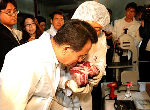 한승수 총리가 6월 27일 오전 경기도 용인시의 미 쇠고기 검역시행장을 방문, 냉동 쇠고기의 냄새를 맡고 있는 모습 
