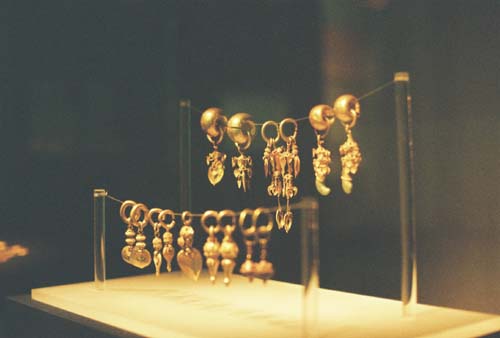 국립경주박물관 내 전시장 중 하나인 '고고관'에서는 주제별, 시대별로 유물을 관람할 수 있다.  