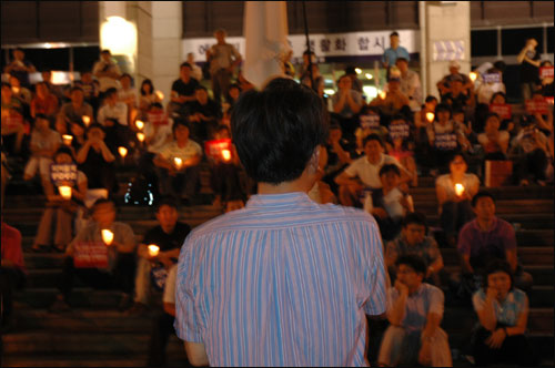 최상재 언론노조 위원장이 8일 밤 KBS 앞에 모인 촛불시민 앞에서 연설하고 있다.