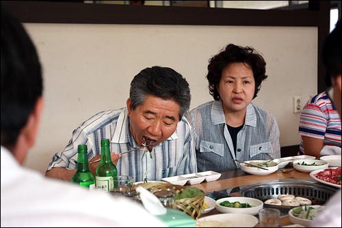 노무현 전 대통령과 부인 권양숙씨가 10일 오후 김해 축협이 운영하는 '산들에'에서 '김해 천하1품 한우'로 식사를 하고 있다.