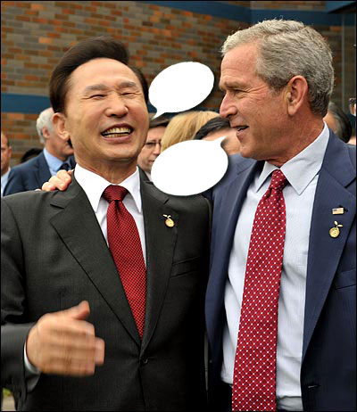 이명박 대통령이 9일 오전 일본 도야코 윈저호텔에서 열린 G-8 확대정상 기후변화회의에 참석하기 앞서 조지 부시 미국 대통령과 얘기를 나누며 환하게 웃고 있다.