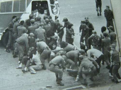 1982년 10월 1일 원풍모방 노동자들을 공장에서 경찰이 강제로 끌어내고 있다.