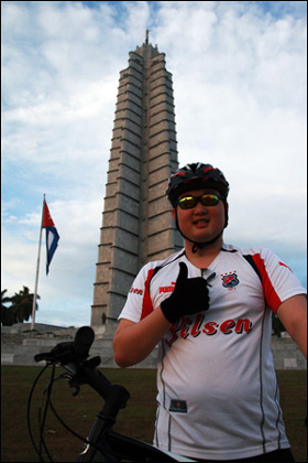 호세 마르티 동상이 있는 혁명기념탑에서 조촐하게 사진 한 장으로 출정식을 대신했다.
