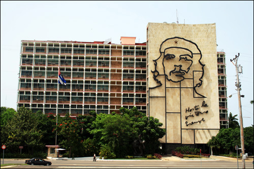 영원한 승리의 그 날까지! 그 유명한 혁명광장의 내무부 건물 벽면에 설치된 체 게바라 모습. 