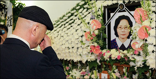 금강산 관광 도중 북한군 초병의 총격으로 사망한 고 박왕자씨의 유가족이 2008년 7월 12일 서울 풍납동 아산병원에 차려진 빈소에서 오열하고 있는 모습. 
  