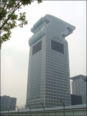  사람 얼굴 형상의 고층 건물, 냐오샤오 옆 시선을 압도하는 사람 얼굴 형상의 빌딩이다. 