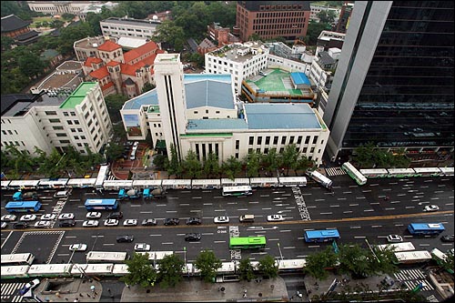 서울시의회앞(사진 가운데 건물), 조선일보 관계사인 코리아나 호텔(사진 오른쪽 위 건물) 부근 도로도 경찰버스로 봉쇄되어 있다.