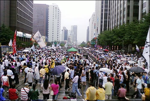 12일 오후 청계광장에 모인 촛불 시민들.