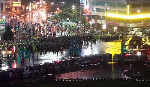 12일 밤 11시 30분경 광우병국민대책회의 주최 범국민촛불문화제에 참석한 시민들이 서울시청앞 광장을 봉쇄한 경찰과 대치하고 있다.