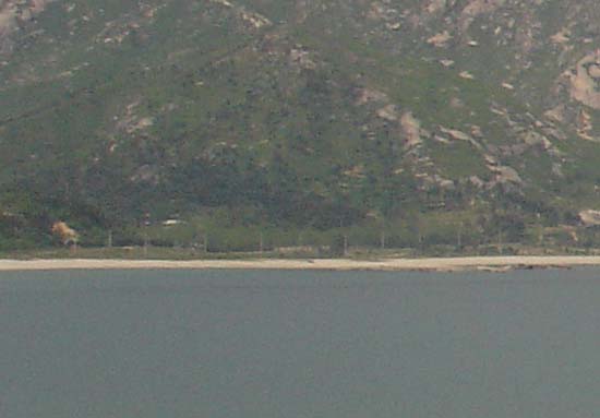 피격지점의 해안가를 확대한 사진2(금강산 해수욕장 경계구역에서 - 기생바위 방향)