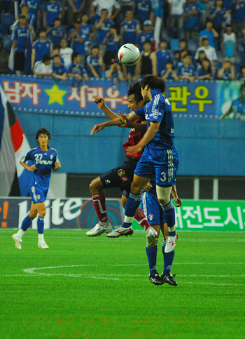 공중볼 다툼 전반 초반 수원이 대전을 세차게 몰아붙인다.