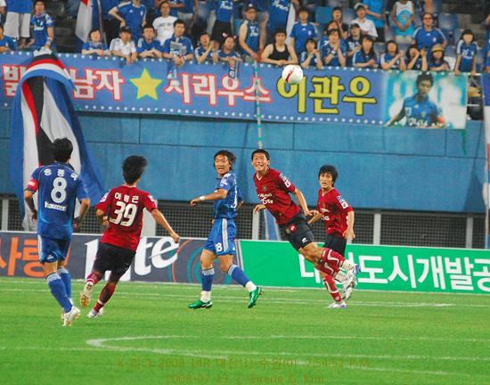 김형일 선수 온 몸을 날려 헤딩하여 공을 거둬낸다.