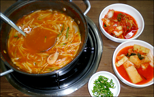 입이 까칠하고 밥맛없는 무더운 여름날에 입맛을 되살려주는 이집은 한번쯤 부담 없이 들려볼만한 곳이다.