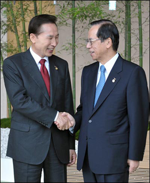 9일 일본 홋카이도 도야코에서 열린 G8기후변화회의에서 후쿠다 야스오 일본 총리와 이명박 대통령이 인사를 나누고 있다.