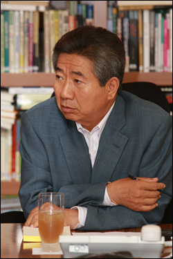 2008년 7월 노무현 전 대통령이 봉하마을 자택을 방문한 국가기록원 관계자로부터 설명을 듣고 있는 모습. 