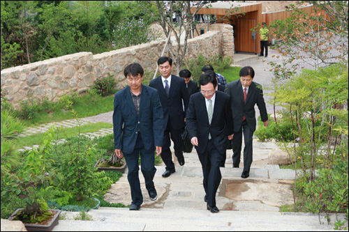 국가기록원 관계자들이 지난 13일 봉하마을을 방문해 노무현 전 대통령 사저에 들어서고 있다.