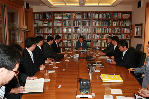 지난 2008년 7월 15일 당시 노무현 전 대통령이 봉하마을을 방문한 국가기록원 관계자들을 만나 이야기를 나누고 있다.