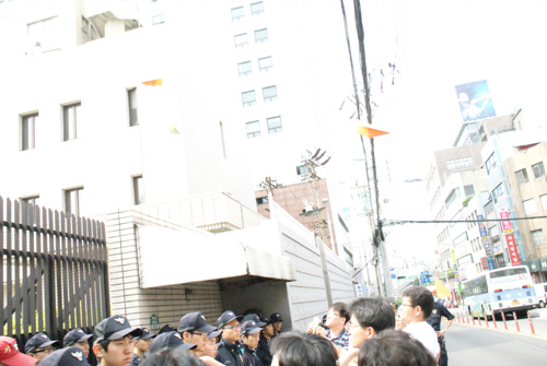 규탄대회에 참가한 참가자들이 ‘일본은 독도영토 명기 철회하고 진심으로 사과하라’는 내용이 담긴 성명을 종이비행기로 만들어 일본영사관 안으로 던지고 있다.