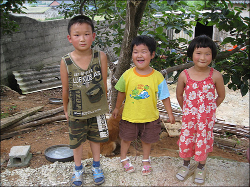 하교한 용수(왼쪽), 효순(오른쪽)이와 어린이집에서 돌아온 막내 영순이
