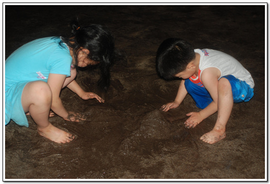 놀다 지친 아이들이 모래집을 짓고 있는 모습이다.
