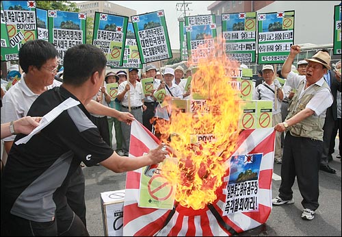 독도수호범국민연대 등 보수단체 회원들이 15일 오후 서울 종로구 중학동 주한 일본대사관 앞에서 일본 대외침략의 상징인 '욱일승천기’와 학습지도요령 해설서 모형을 불태우는 화형식을 하고 있다. 