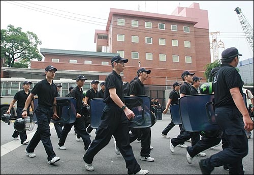 일본의 `독도영유권 명기' 확정 발표한 가운데 15일 오후 서울 종로구 중학동 주한 일본대사관 앞에 전,의경들이 반일 기습시위에 대비해 경계근무를 서고 있다.