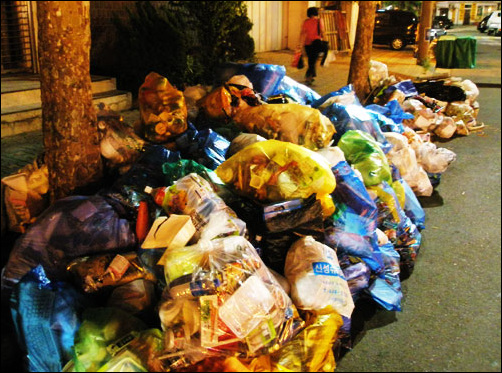도시에서는 매일 쓰레기가 쏟아진다. 휴가철엔 여행지 쓰레기가 급증한다. 쓰레기의 이동이다.