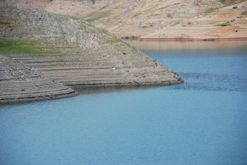 호수 가장자리에 물무늬가 새겨져 있다.