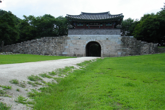 문경쪽에서 바라본 '조령관문' 성문은 북쪽인 충북쪽의 침입자를 막기위한 용도로 쓰여져 망루와 성벽의 석축들이 설계되어 쌓여있다.