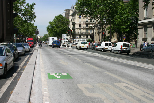 공용자전거시스템인 '벨리브'를 실시하면서 일약 자전거 도시로 떠오른 프랑스 파리의 차로. 버스전용차로에서 자전거가 달릴 수 있다.