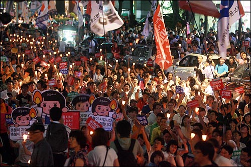 제헌절 60주년을 맞아 17일 저녁 서울 청계광장에서 열린 광우병국민대책회의 주최 '국민주권실천 촛불대행진'에서 시민들이 촛불을 높이 들고 함성을 지르고 있다.