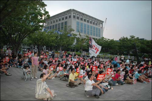 17일 저녁 부산시청 광장에서 열린 촛불집회에는 500여명이 참석했다.