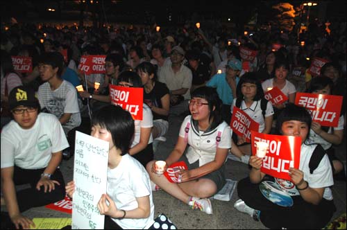 17일 저녁 부산시청 광장에서 열린 촛불집회에는 교복을 입은 청소년들도 상당수 참석했다.