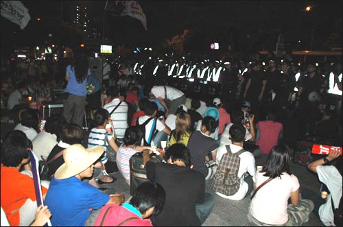 경찰이 시민들을 막자 시민들이 앉아 한때 농성을 벌이기도 했다.