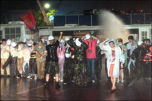 17일 저녁 청계광장에서 열린 '국민주권실천 촛불대행진'에 참석한 시민들 중 일부가 안국동에서 청와대 진출을 시도하는 가운데 경찰이 시민들에게 살수차로 물을 뿌리고 있다.