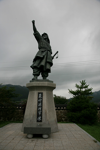 배중손 장군 사당에 세워진 동상 진도에서의 삼별초 항쟁을 이끈 배중손 장군의 동상입니다.