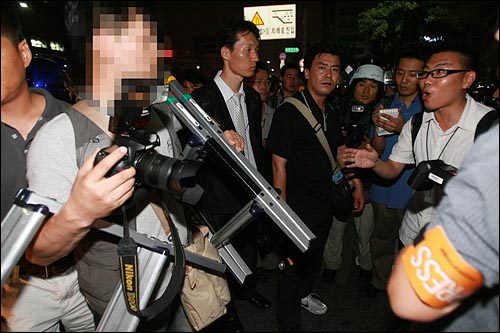 18일 새벽 서울 종로3가역 부근에서 거리시위를 벌이던 시민들을 직접 연행하려고 한 경찰채증조에게 취재기자들이 사진기자로 위장한 채 시위자를 연행하게 된 경위를 묻고 있다.