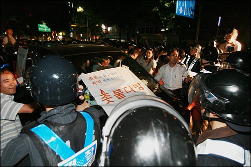 18일 새벽 서울 종로3가역 부근에서 국민주권실천 촛불대행진에 참석한 시민들을 지원하기 위해 나온 '촛불다방' 승합차를 경찰이 에워싸고 있다.