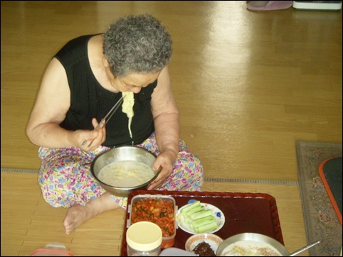  ‘치자 냉콩국수’를 맛있게 드시는 장모님. 국수를 저보다 훨씬 많이 담아드렸는데, 많다는 말씀도 없이 모두 드시더라고요. 맛도 있었지만, 시장하셨던 모양입니다.