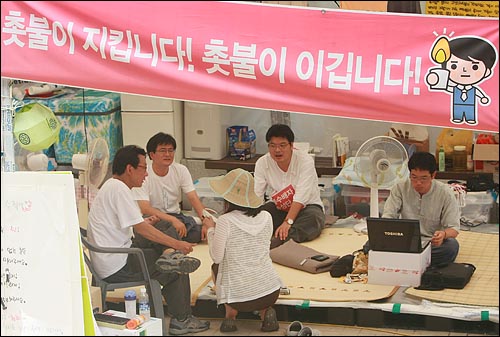  무기한 농성에 들어간 광우병 국민대책회의 수배자 7명에 대한 체포영장 집행할 예정된 가운데 18일 오전 서울 조계사에서 대책회의 수배자들이 이야기를 나누고 있다.