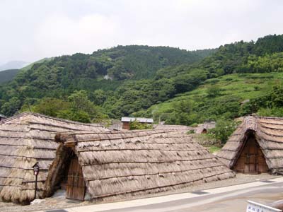 유황재배사와 개인욕탕, 짚과 나무로 된 삼각형 모양의 움집, 목욕요금 천오백엔
