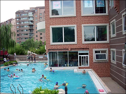  실외수영장이 구비된 왕징의 한 아파트 모습.