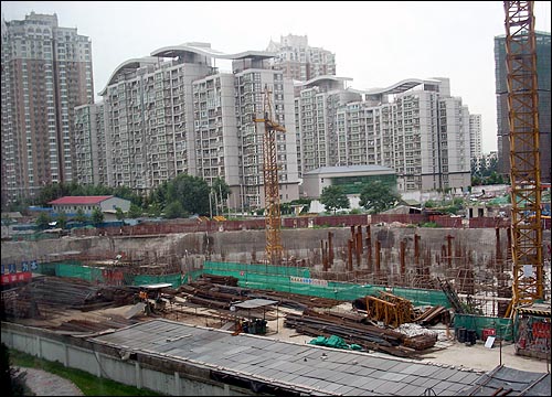  2001년부터 중국 정부가 서민의 주택 보급을 위해 건설하기 시작한 왕징의 신도시, 지금도 아파트 건설은 진행 중이다.