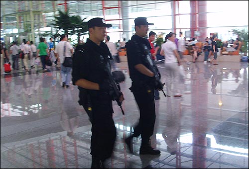  공항에서 순시 중인 무장경찰의 모습이다. 베이징올림픽 최우선 화두는 '안전'으로 보인다.