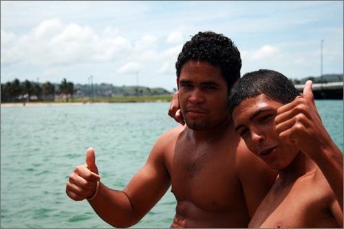 수영을 즐기는 쿠바 청년들. 단순하지만 전혀 지루함 없이 여유를 만끽하고 있다.