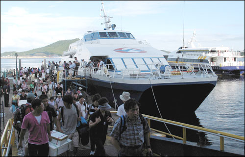 18일 오후 가거도를 비롯한 여러 섬에서 목포로 나오는 승객들이 생선 담은 스티로폼 상자를 들고 배에서 내리고 있다. 이 배는 정원 350명을 모두 채웠다.